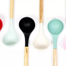 Kit Chef Elegance: 10 Utensílios de Cozinha em Silicone com cabo de Madeira e de BRINDE ganhe um Pegador de Salada e um Porta Utensílios MAIS um E-BOOK EXCLUSIVO com receitas fáceis e práticas para o seu dia a dia.