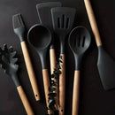 Kit Chef Elegance: 10 Utensílios de Cozinha em Silicone com cabo de Madeira e de BRINDE ganhe um Pegador de Salada e um Porta Utensílios MAIS um E-BOOK EXCLUSIVO com receitas fáceis e práticas para o seu dia a dia.